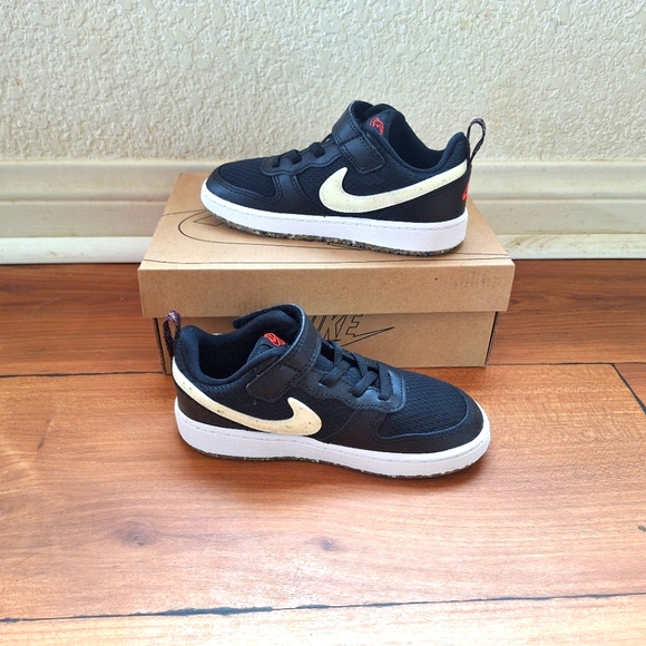 Nike - Picture 3 of 4